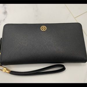 Tory Burch, ROBINSON PASSPORT CONTINENTAL WALLET WRISTLET BLACK
